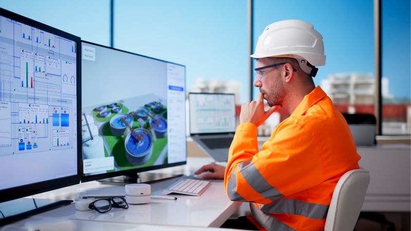 Driftsmedarbejder arbejder med digital optimering af et renseanlæg